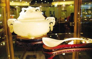 广州国际茶文博会 紫砂壶拍出12万天价